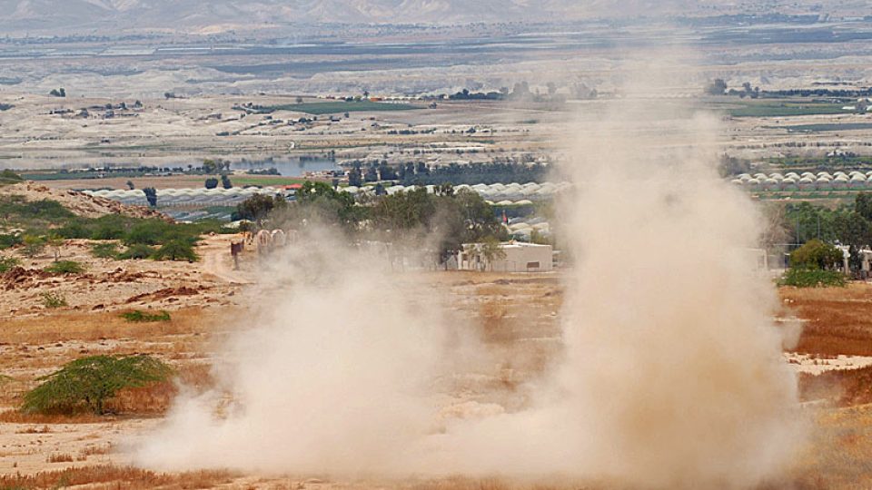 V oblaku prachu a písku nad Jordánem