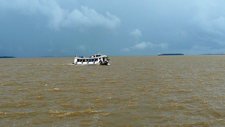 Osamělá loď na Amazonce