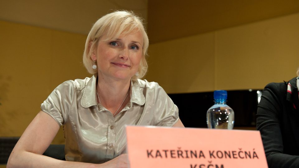 Kateřina Konečná za KSČM ve volební diskuzi s Martinem Veselovským v budově Českého rozhlasu v Ostravě dne 20.5.2010