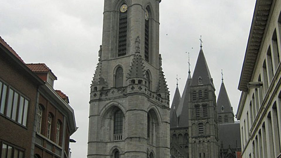 Zvonice v Tournai s katedrálou v pozadí