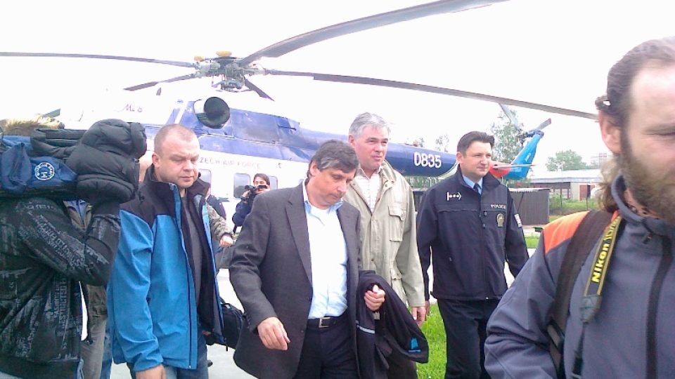 Vrtulník s premiérem Fischerem přistál v Ostravě