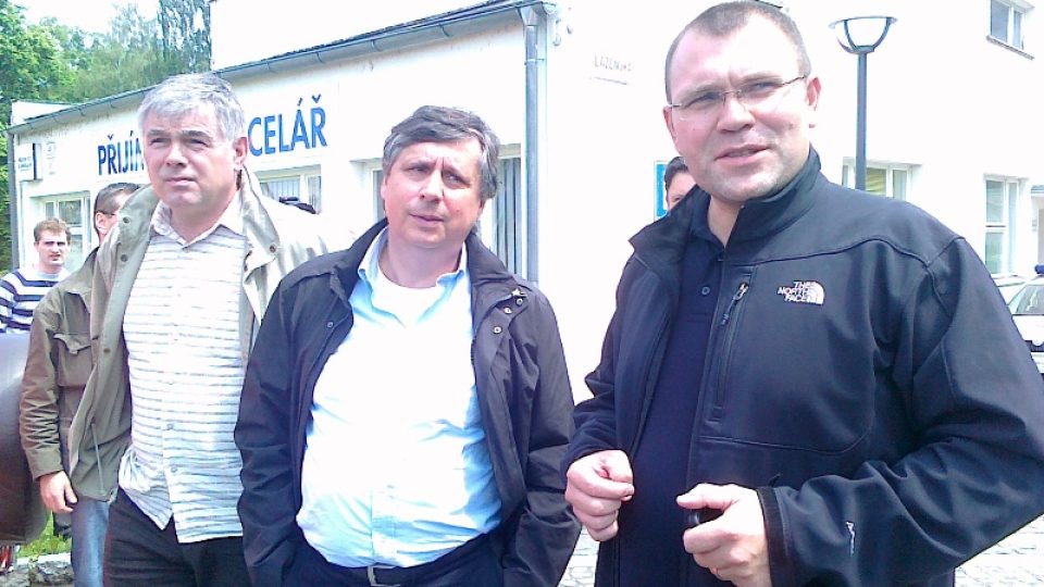 Premiér Jan Fischer v záplavami postižené Karviné (vlevo hejtman J. Palas, vpravo primátor T. Hanzel)