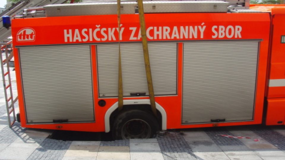 Uvízlý vůz hasičů na Masarykově náměstí v centru Ostravy