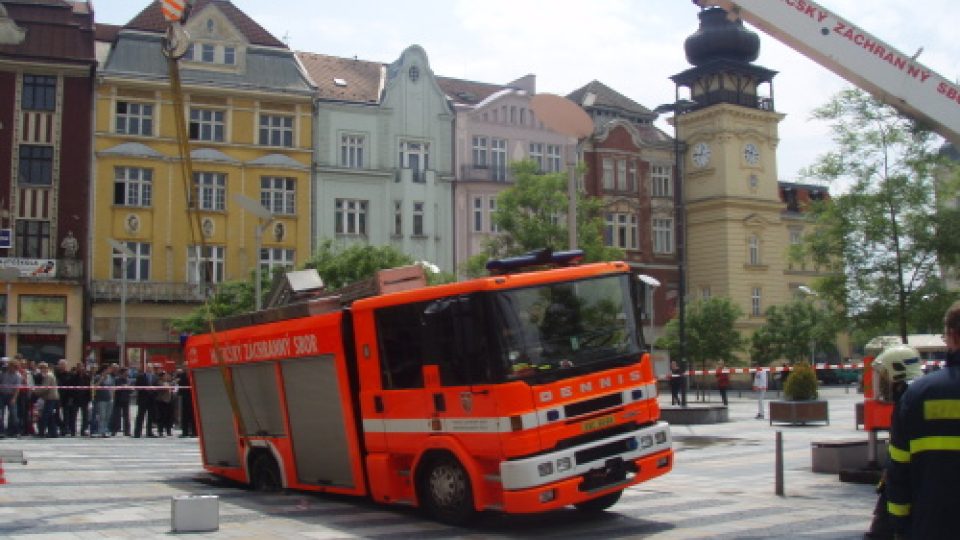 Uvízlý vůz hasičů na Masarykově náměstí v centru Ostravy