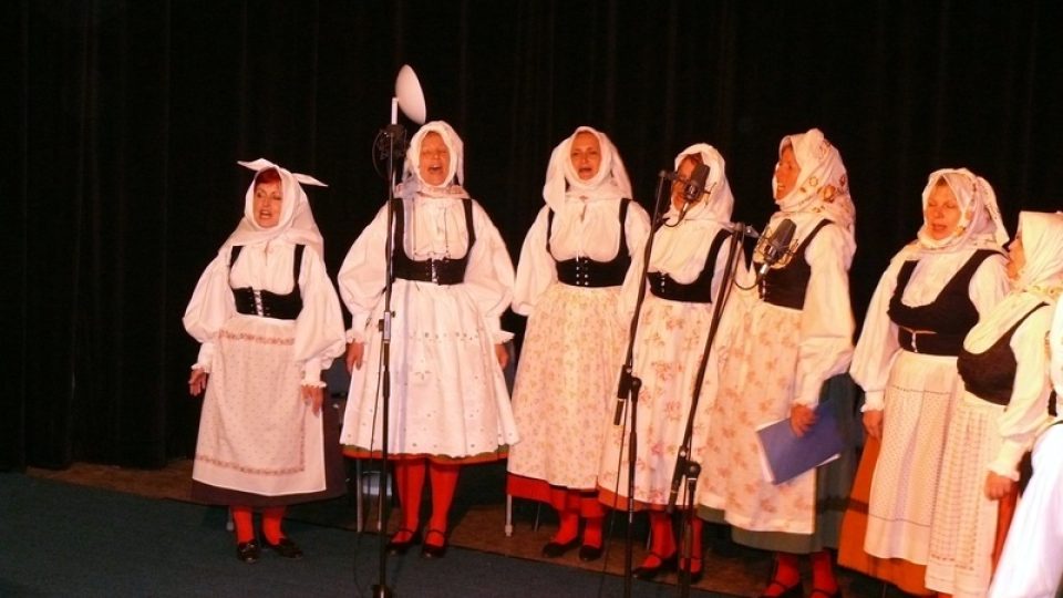 Folklorní soubor Úsvit představil jihočeské lidové svatební zvyky