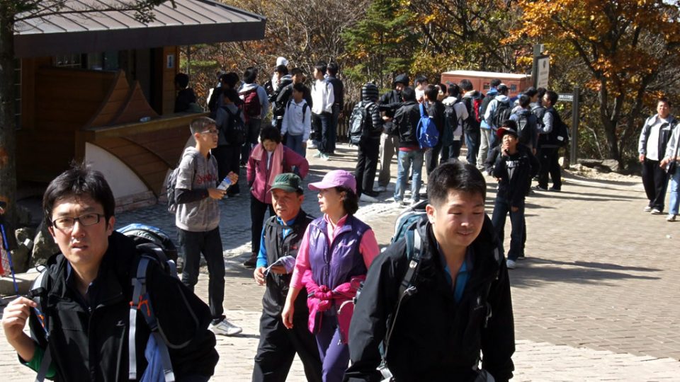 Horská turistika je v Koreji velmi oblíbená (Národní park Jirisan)