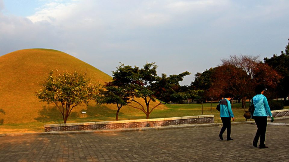 I městská turistika vyznává dress code (Tumuli Park v Kjongdžu)