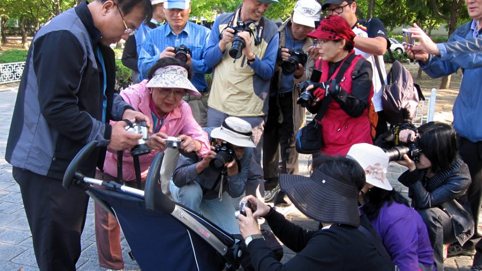 Zájem japonských turistů o evropské děti (jezerní rezort Bomun)