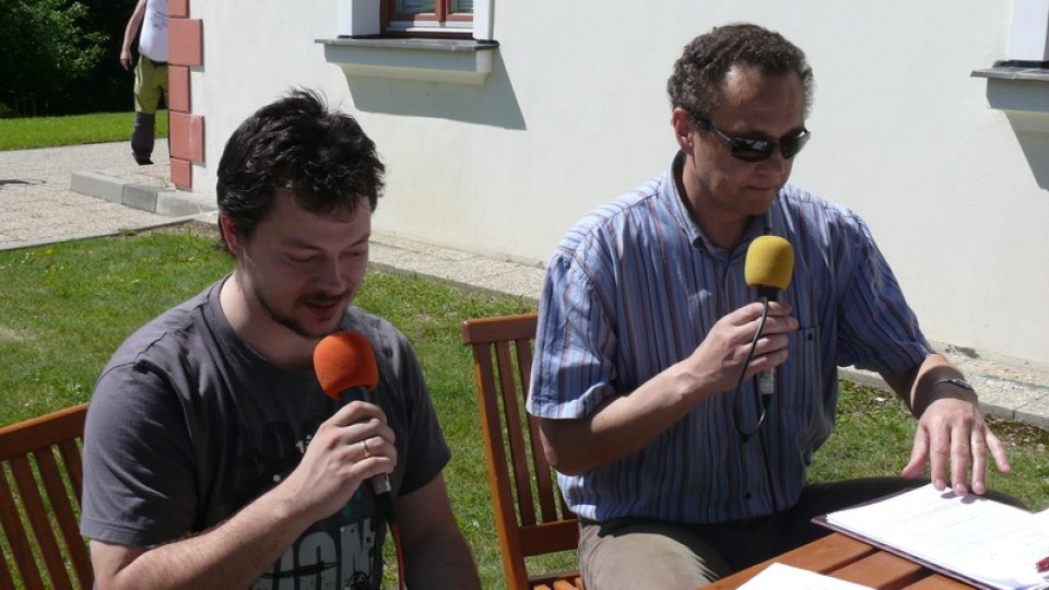 Moderátoři Ivan Studený (vlevo) a Martin Hlaváček při vysílání Fontány z Temelína