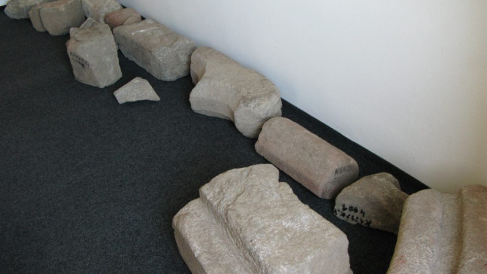 Archeologické nálezy z hradu v Infocentru obce Kamýk nad Vltavou