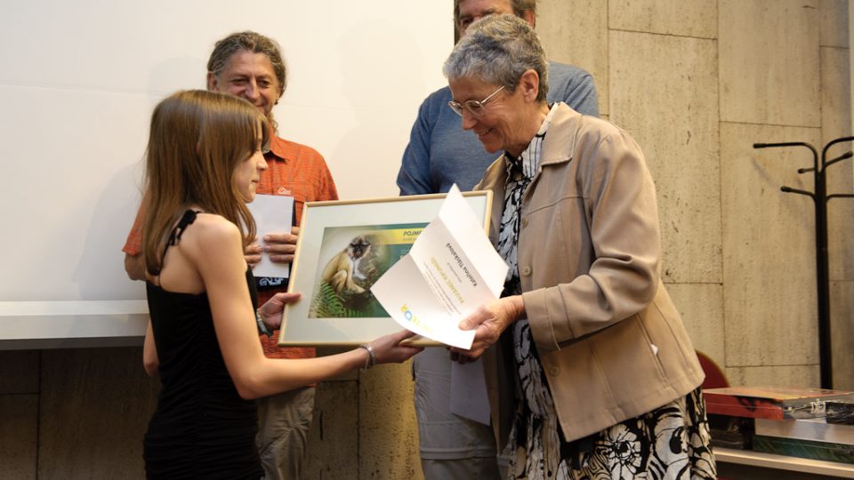 Prof. Helena Illnerová předává certifikát potvrzující, že je třináctiletá Kateřina Tláskalová autorkou názvu „Paviánec kipunji“, který teď bude oficiálním českým jménem pro primáta Rungwecebus kipunji