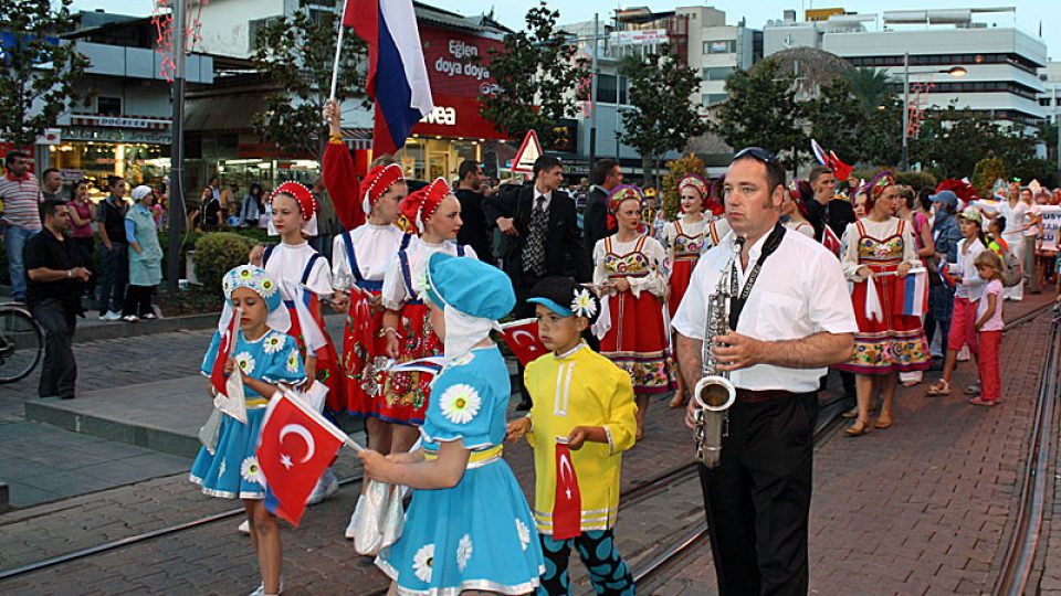 Turci hledí na ruský průvod