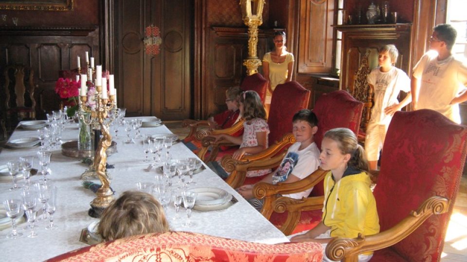 Zámek Loučeň - hosté na hostině sedí vždy u boku stolu
