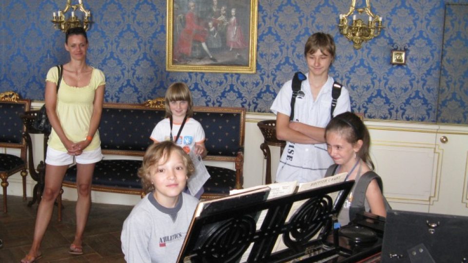Zámek Loučeň - hudební salón, kde si zahráli i žáci