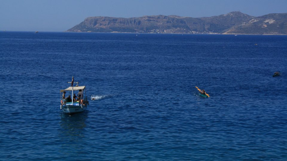 Řecko-turecký plavecký závod v městečku Kaš v jihozápadním Turecku