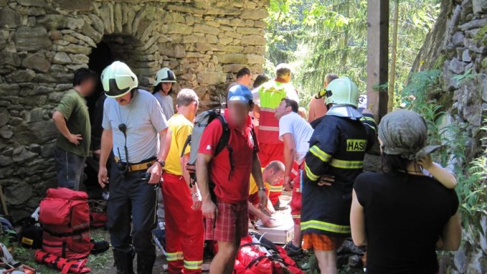 Při pádu mostku u hrádku Aichelburg se zranilo sedm svatebčanů
