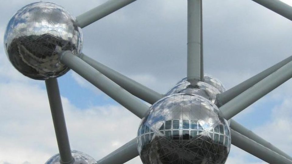 Bruselské Atomium je 120 metrů vysoké