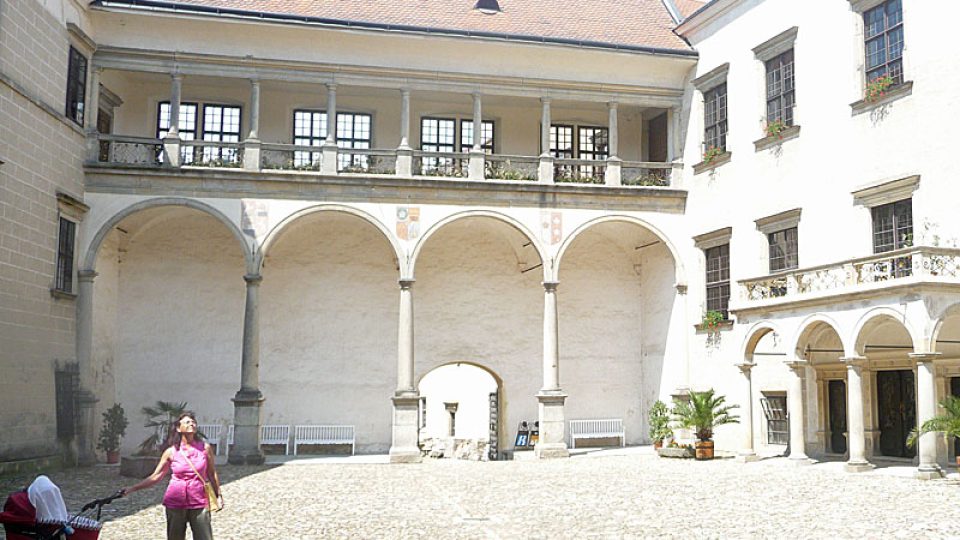 Nádvoří s arkádami zámku v Telči