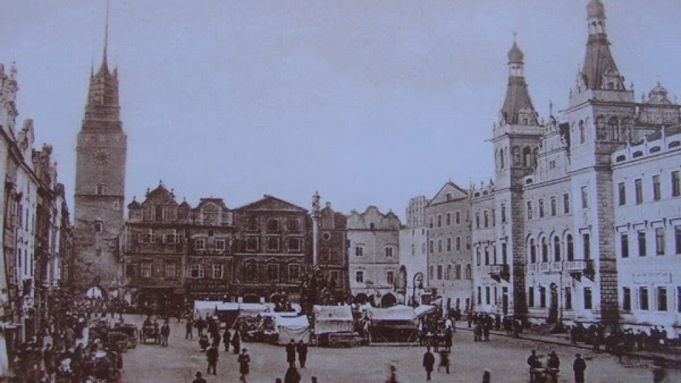 Pernštýnské náměstí s Mariánským sloupem v roce 1902