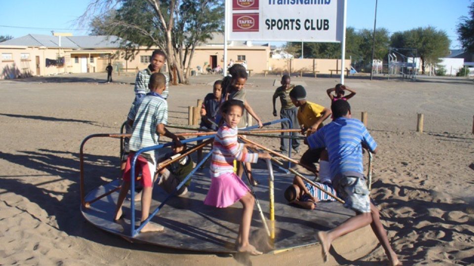 Jedna z mála skutečně funkčních atrakcí na hřišti u sportovního klubu TransNamib.