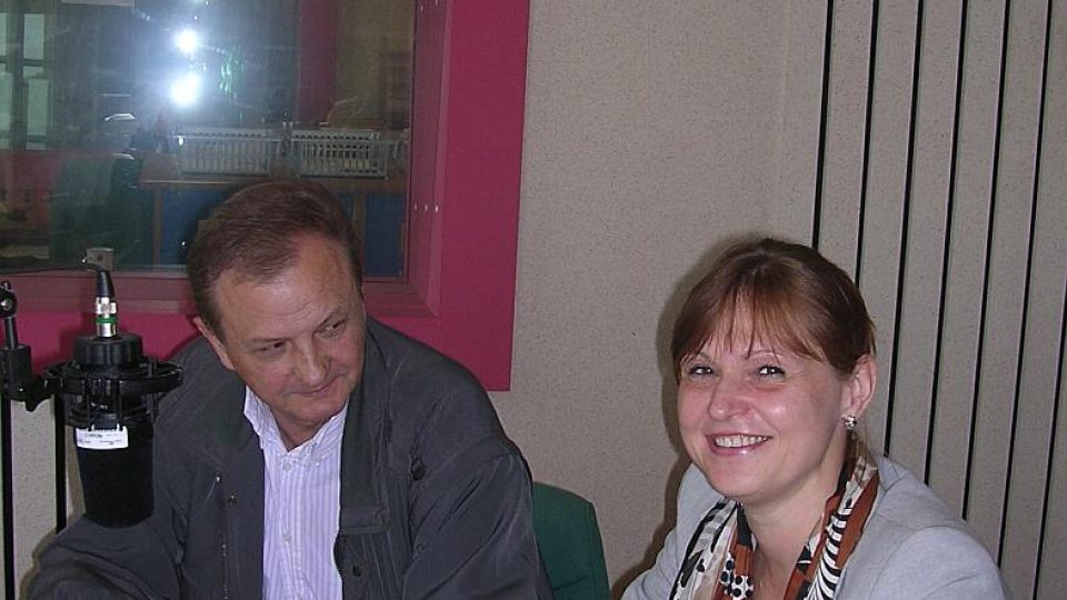 Ing. Zuzana Dobiášová a PhDr. Karel Hořice ve studiu ČRo HK Ing. Zuzana Dobiášová a PhDr. Karel Hořice ve studiu ČRo HK