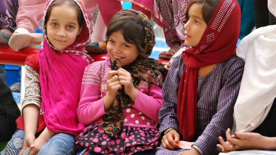 Kábulské dívky poslouchají volební kandidáty