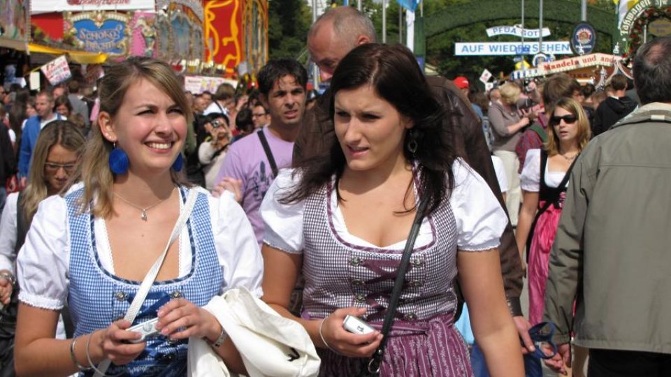 Tradiční kroje bavorských paní a dívek jsou letos „trendy“