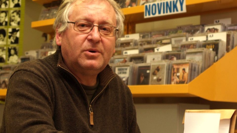 Václav Cílek podepisuje knihu Jak to vidí