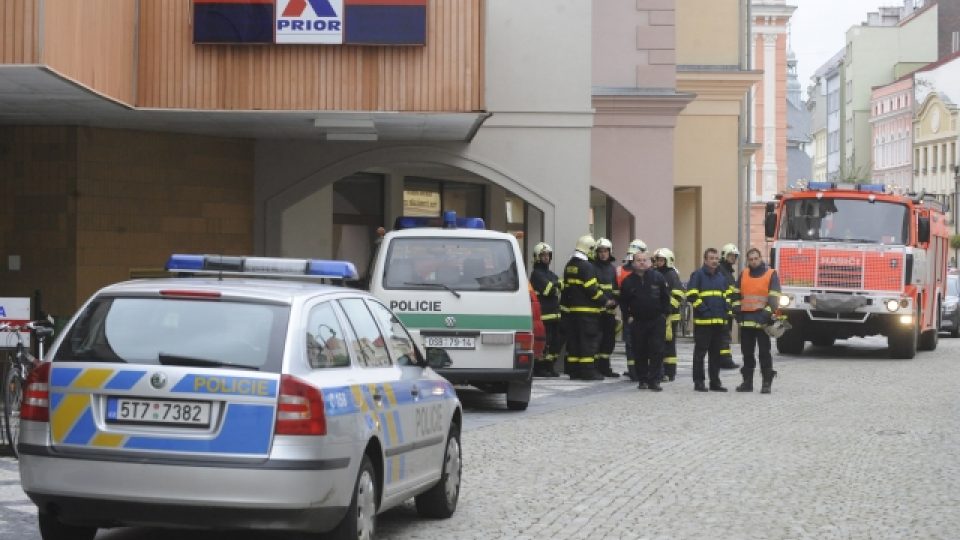 Policie a hasiči před obchodním domem v Krnově
