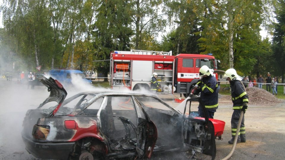 Obecnice - hasiči dohašují vůz