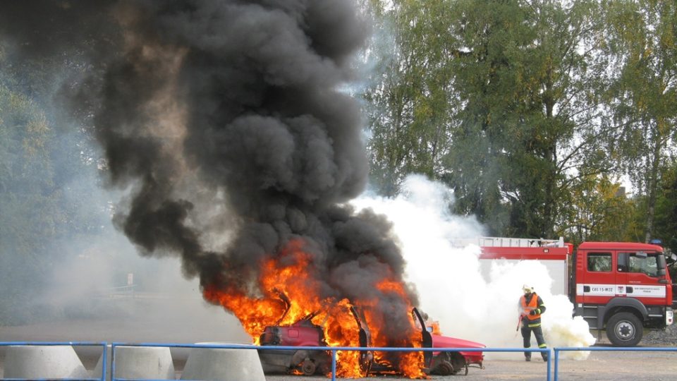 Obecnice - první hasič u hořícího vozu