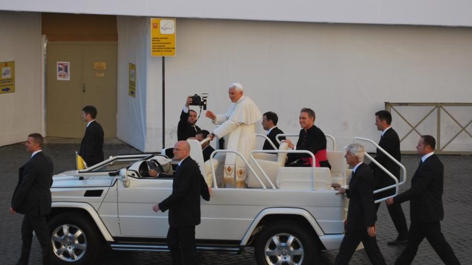 Papež Benedikt XVI. přijíždí