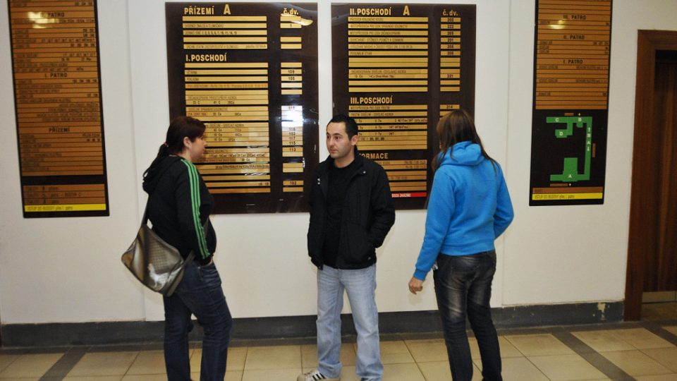 Přítelkyně obviněných žhářů u Krajského soudu v Ostravě