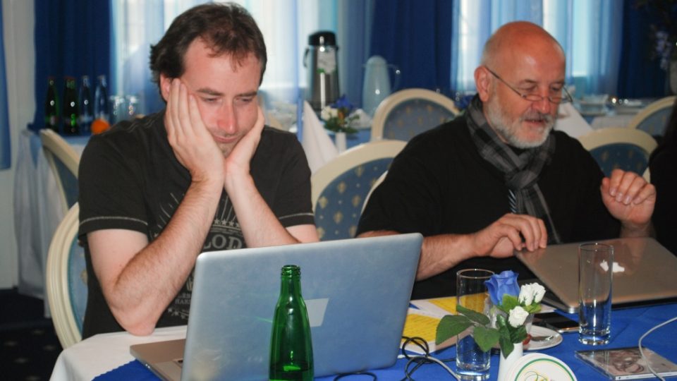 Zasedání poroty I. soutěžní kategorie Radioart (nalevo Michal Rataj, napravo Marek Choloniewski)