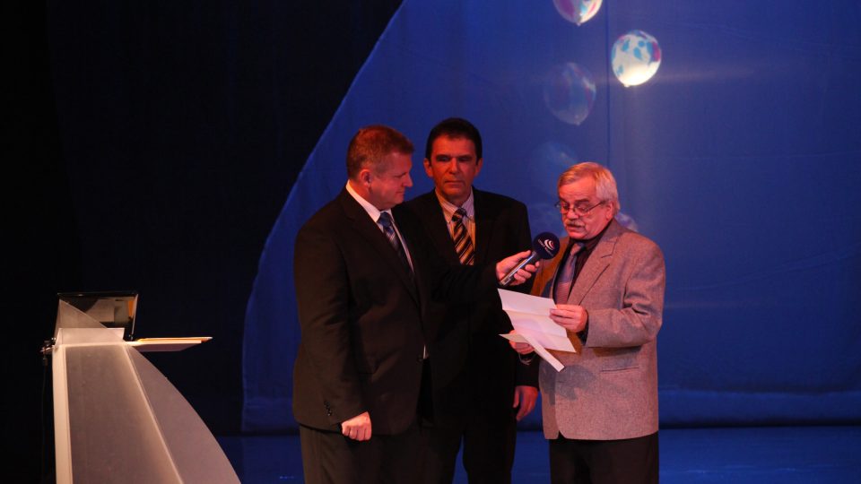 Slavnostní závěrečný večer festivalu Prix Bohemia Radio 2010 (moderátor P. Kudrna, manažer společnosti České Radiokomunikace Jan Bílý a publicista Ervín Kukuczka)