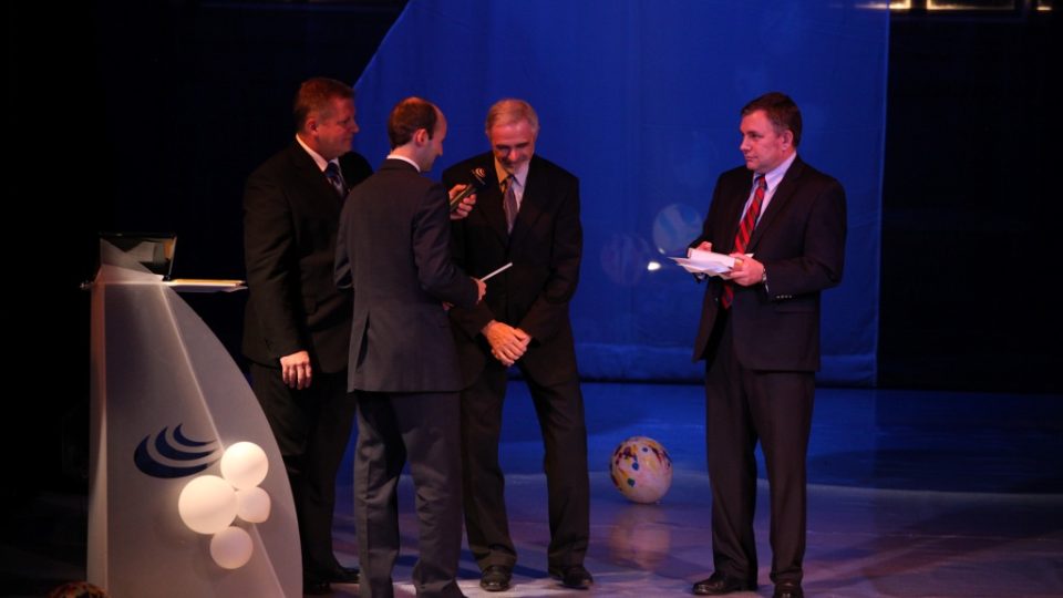 Slavnostní závěrečný večer festivalu Prix Bohemia Radio 2010 (J. Ďurčanský a M. Konvalina předávají Danielu Burdovi Zvláštní uznání v kategorii Reportáž).
