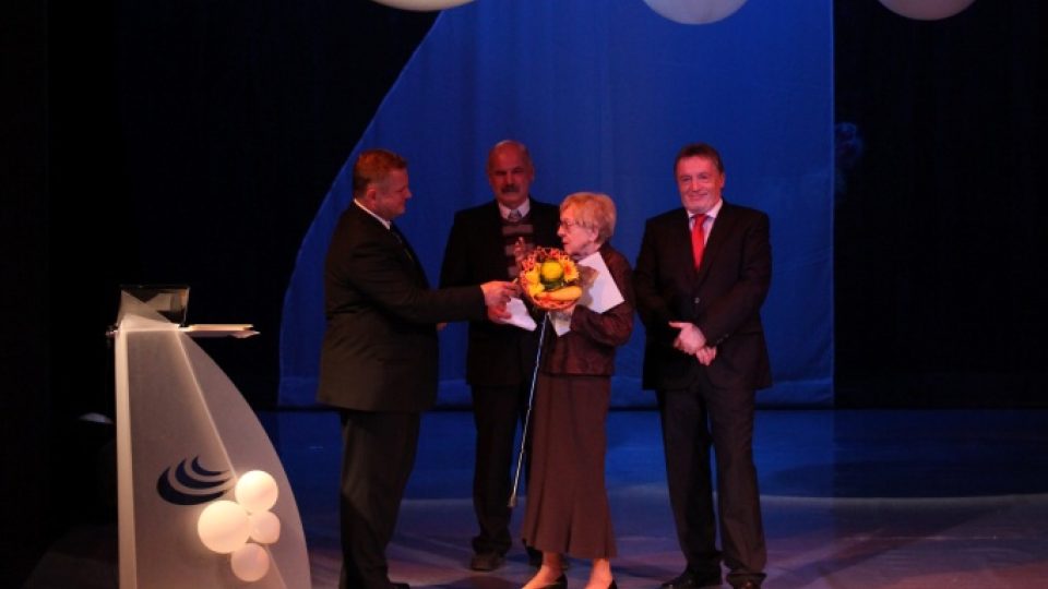 Slavnostní závěrečný večer festivalu Prix Bohemia Radio 2010 (Věra Šťovíčková - Heroldová přebírá Cenu Karla Kyncla 2010 z rukou Ivana Šterna a Petera Duhana).