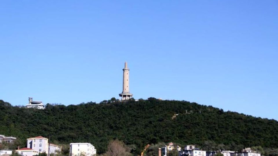 Památník nad přístavem Lu-šun