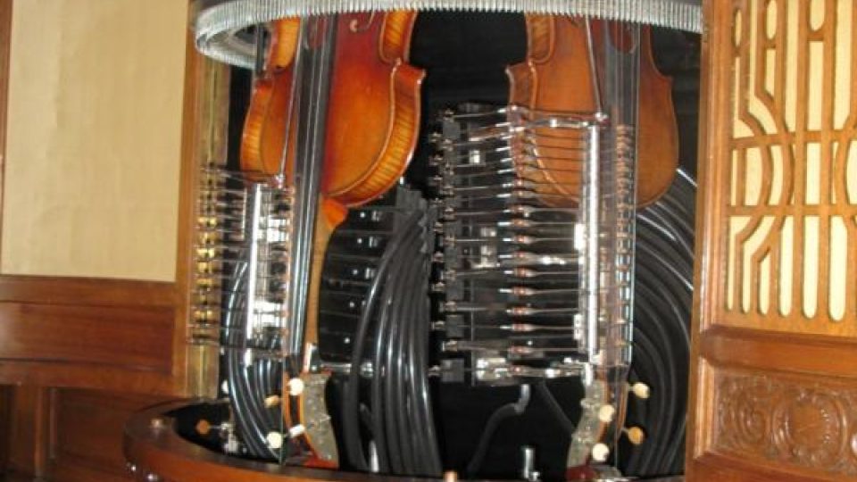 Hudební automat s houslovou sekcí