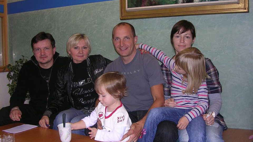 Cyklista Petr Benčík s rodinou ve studiu ČRo HK