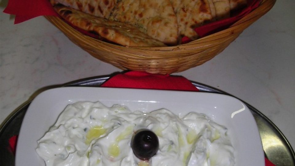 Pita chléb podávají řekové k mnoha pokrmům, ani k  řeckým tzatzikům nesmí chybět