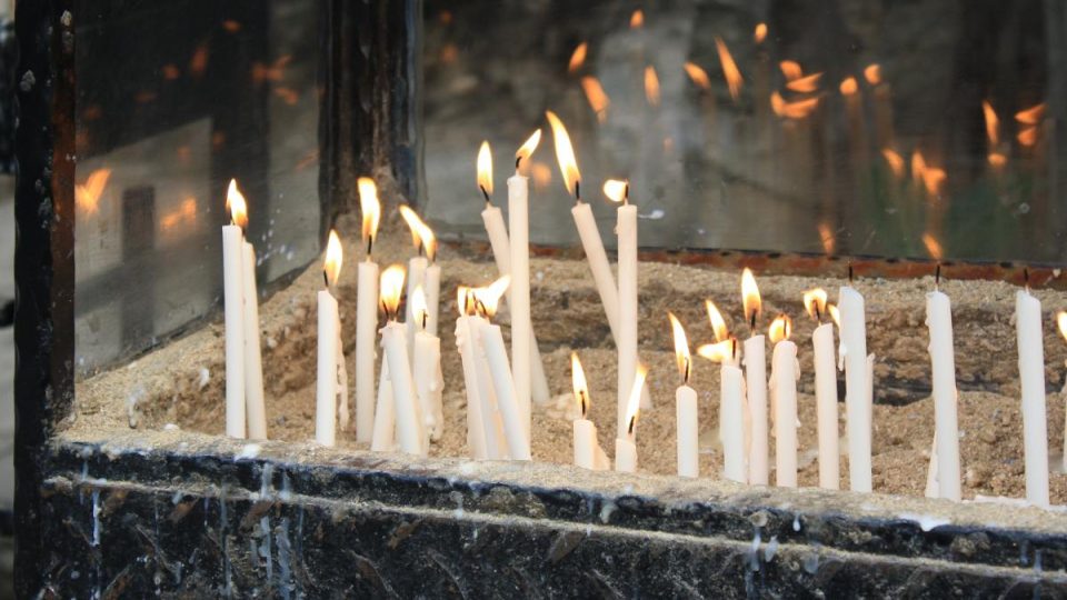 Návštěvníci zapalují v kapli tenké svíčky