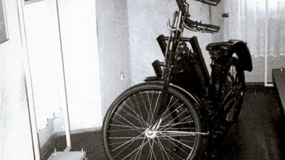 Motocykl Hildebrand & Wolfmüller, na které jezdil Artur Kraus