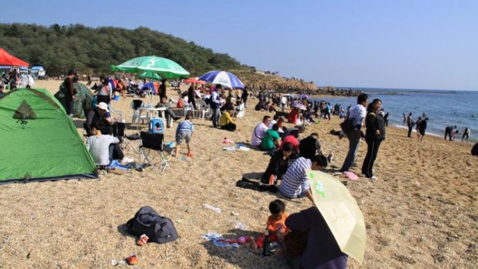 Dnes je už pláž v Ta-lienu plná lidí, ještě před nedávnem však zela kvůli ropné katastrofě prázdnotou