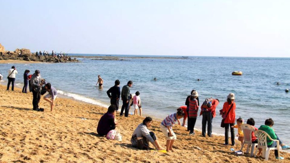 Pláž v Ta-lienu vypadá na první pohled stejně jako kdekoli jinde na světě