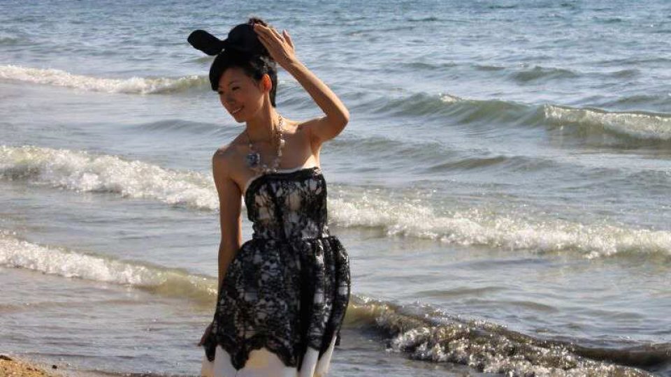 Na pláži v Ta-lienu nenarazíte jen na místní chudé rybáře, ale třeba také na krásné ženy v drahých šatech