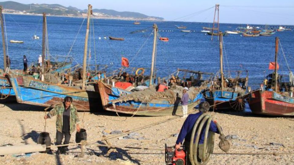Rybáři v Ta-lienu bojují s přírodou i vládními nařízeními