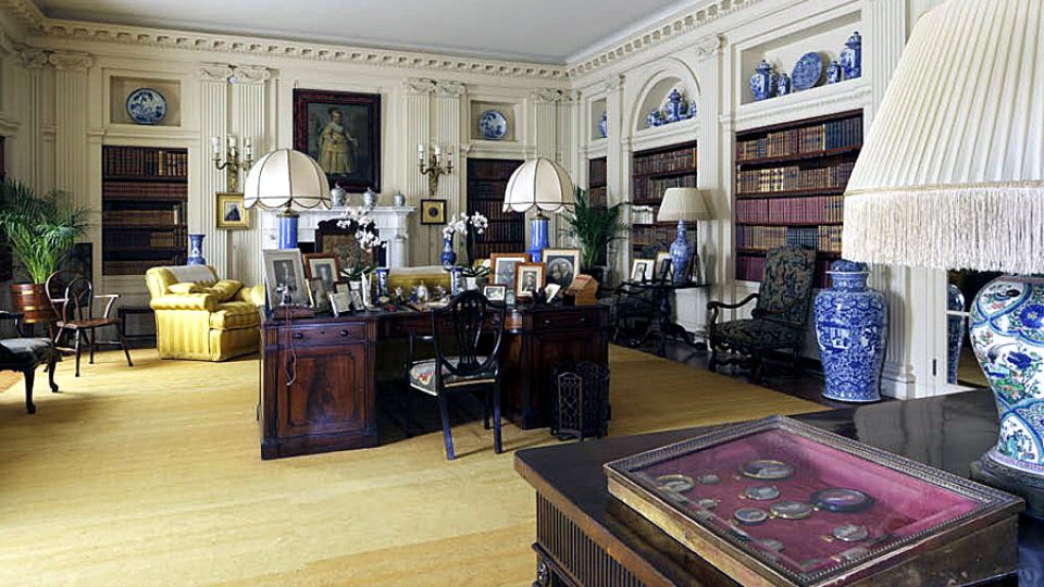 Knihovna na zámku Polesden Lacey u Londýna