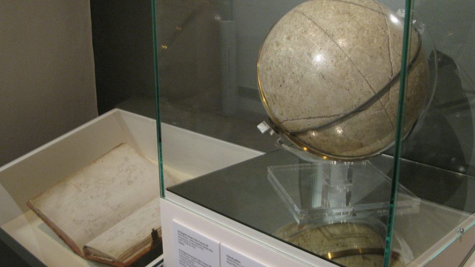 Z výstavy Královský sňatek v Domě u kamenného zvonu - nebeský globus a astrologický rukopis 1. pol. 14. století