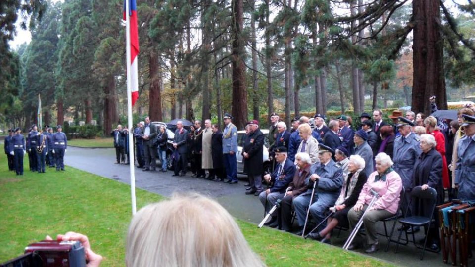 Na hřbitově v Brookwoodu se sešli českoslovenští veteráni a jejich přátelé, aby uctili památku letců padlých za 2. světové války